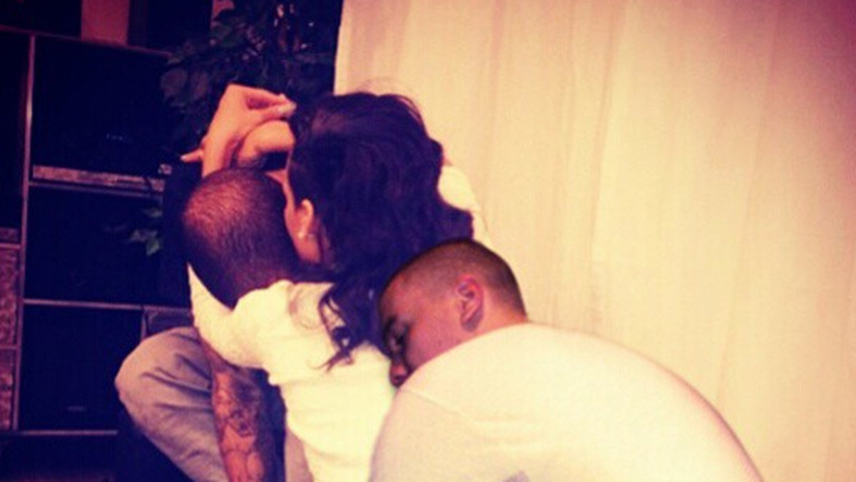 Chris Brown och Rihanna la upp en romantisk kärleksbild. Självklart passar Peeje T på att gosa in sig med stjärnparet. 